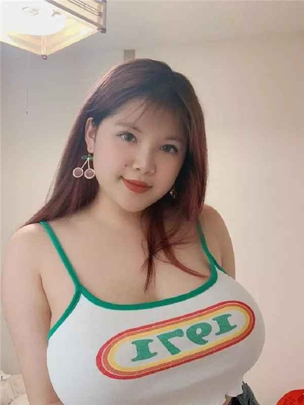 Mới đây trên trang cá nhân, "hot girl ngực khủng"  Võ Thị Thu Trang gây chú ý khi chia sẻ loạt ảnh mới.