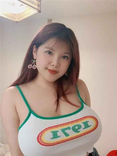 Không quá xinh đẹp nhưng Võ Thị Thu Trang - biệt danh " hot girl ngực khủng" Hải Dương ẫn nổi tiếng trên mạng nhờ vòng một "khủng" lên tới 110 cm.