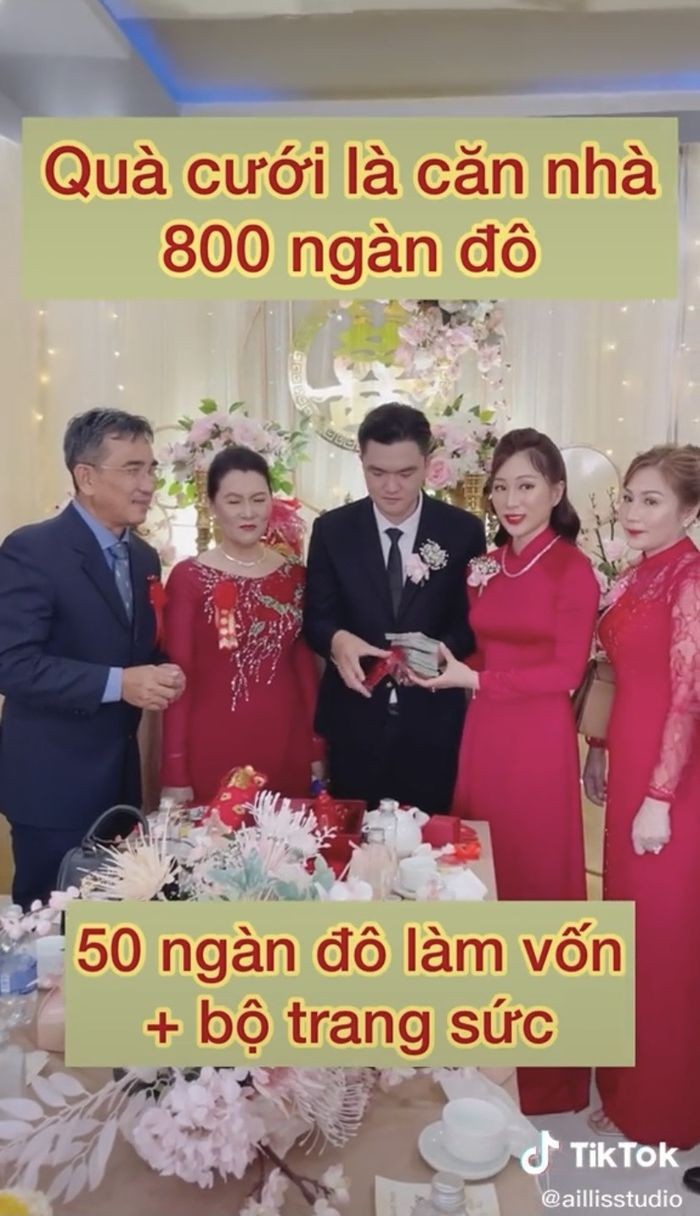  Cô dâu Sóc Trăng khiến hội chị em phải trầm trồ khi nhận được món quà cưới vô cùng giá trị từ gia đình nhà chồng. Tại buổi lễ, nhà trai công bố giá trị quà cưới cực khủng khiến ai cũng phải trầm trồ.