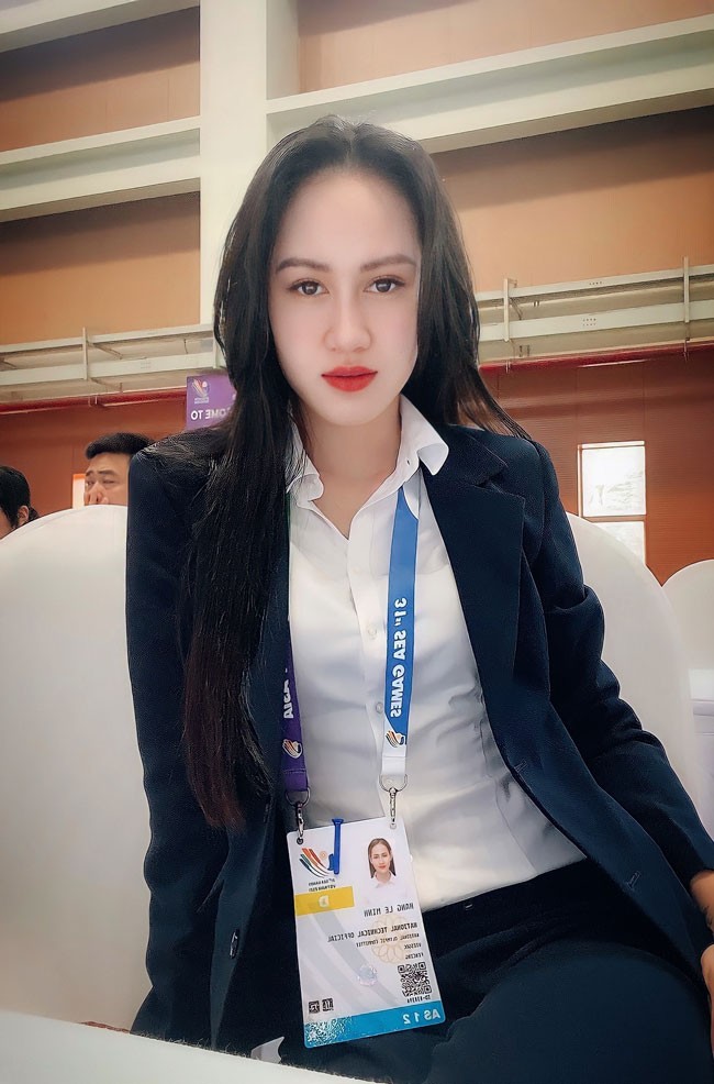 Lê Minh Hằng từng đạt huy chương bạc môn đấu kiếm tại SEA Games 30. Thế nhưng năm nay, cô lại xuất hiện tại Đại hội thể thao ĐNÁ tổ chức trên sân nhà với vai trò mới - trọng tài bộ môn  đấu kiếm.