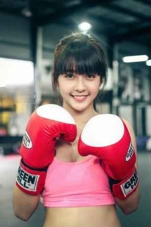 Năm 2012,  Khả Ngân nổi lên với hình ảnh trong phòng tập boxing. Với gương mặt khả ái, vẻ đẹp trong trẻo, thông tin của cô không những được dân mạng trong nước tìm kiếm mà ngay cả truyền thông Trung Quốc, Nhật Bản cũng đưa tin.