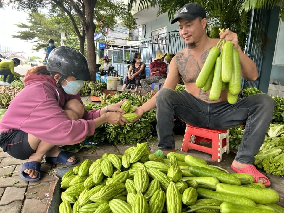 Minh Râu từng là cái tên được nhiều người biết đến trong mùa dịch COVID-19. Thời điểm đó, dù lương thực, thực phẩm thiếu thốn nhưng "ông chủ sạp rau" vẫn quyết bán đúng giá hay thậm chí giảm giá cho bà con.