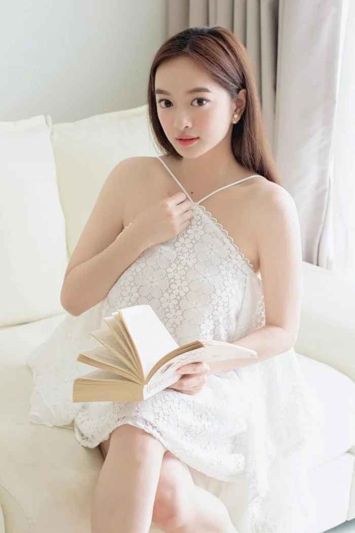 Kaity Nguyễn là  hot girl sinh năm 1999. Cô được đông đảo khán giả chú ý và biết đến thông qua bộ phim Em chưa 18.