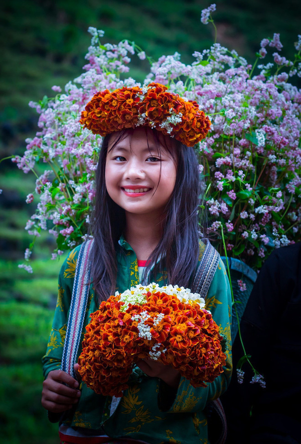 Thời gian gần đây, cô bé Phúng Phính Hà Giang (tên thật là Mua Thị Dua) khiến nhiều người không khỏi xao xuyến khi những bức ảnh của em được du khách lan truyền trên mạng xã hội. Với gương mặt dễ thương cùng nụ cười trong trẻo, cô bé nhanh chóng trở nên nổi tiếng, được thuê làm người mẫu độc quyền.