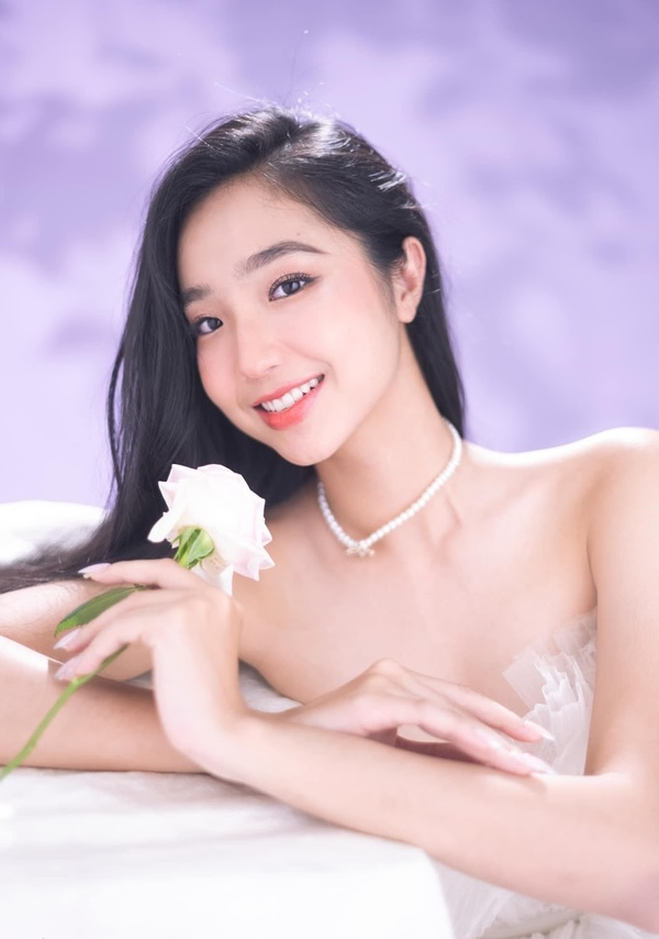 Hannah Vân Anh tên thật là Hoàng Vân Anh, hiện đang là sinh viên năm 3, chuyên ngành Ngôn ngữ Anh, trường Đại học Cần Thơ.