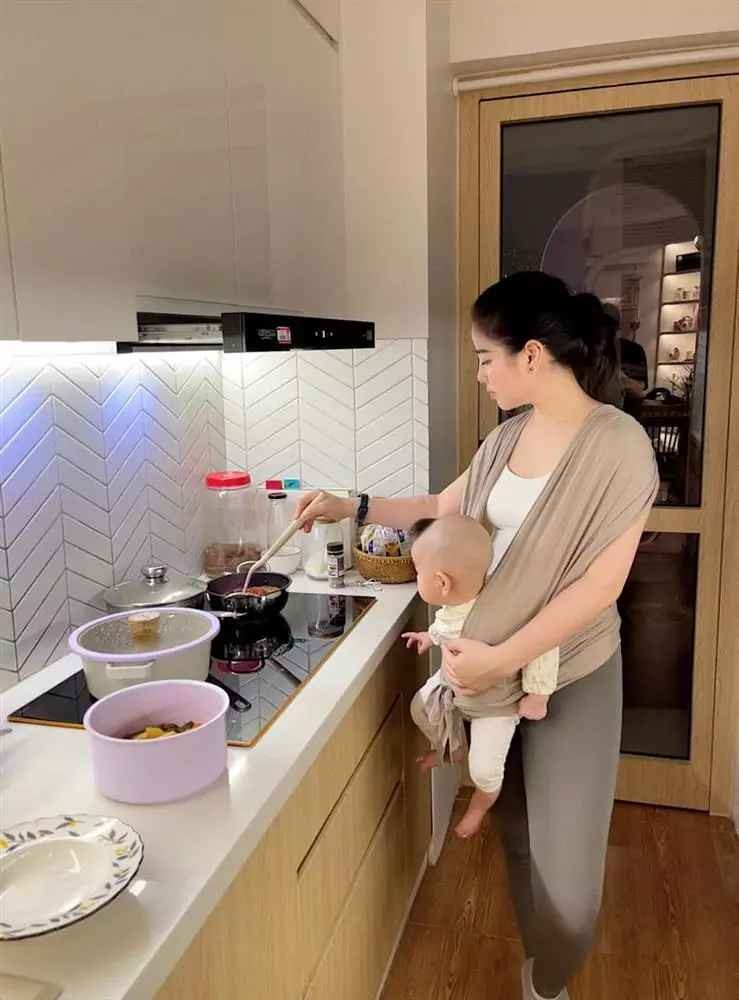 Trên Facebook cá nhân,  hot girl Nam Thương mới đây gây chú ý khi không ngại chia sẻ cảnh ở nhà chăm con.