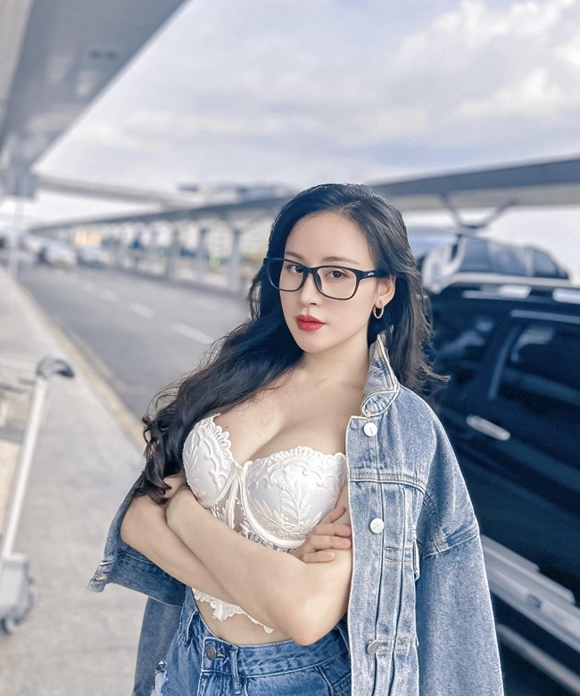 Hot girl Huyền Anh hay còn được gọi với biệt danh  Bà Tưng (sinh năm 1993, tại Nghệ An) nổi lên như một hiện tượng mạng nhiều năm trước. Vóc dáng nóng bỏng cùng phong cách thời trang gợi cảm, táo bạo của cô nhận về nhiều ý kiến trái chiều và trở thành đề tài bàn tán cho đến bây giờ.