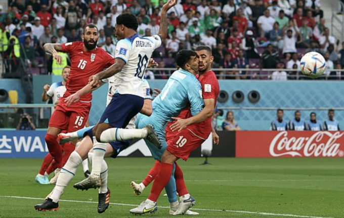 Thủ môn Alireza Beiranvand của Iran vừa bị chấn thương đầu sau cú va chạm mạnh với đồng đội trong hiệp một trận đấu với Anh tại World Cup 2022.