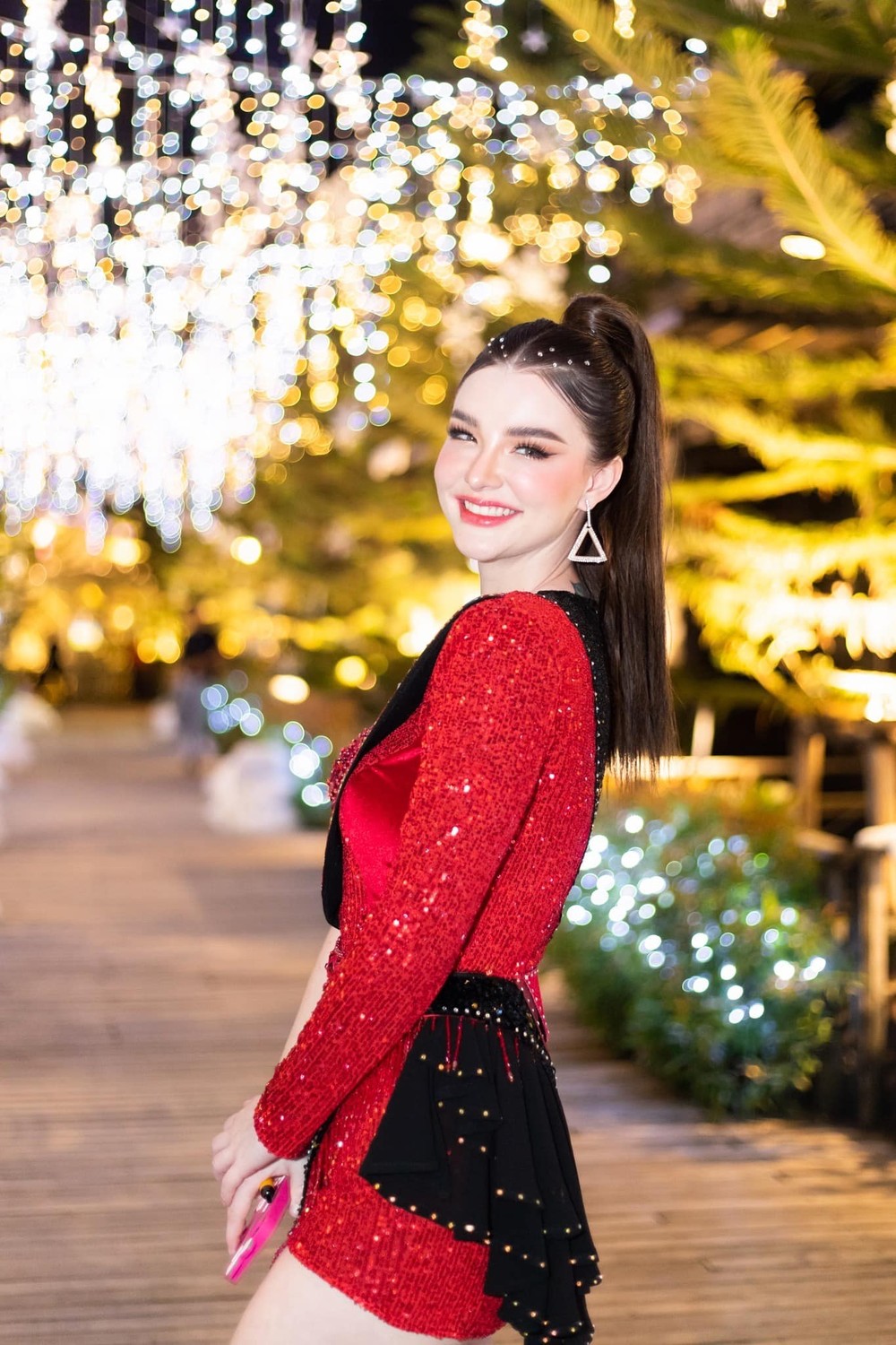 Jessie Vard sinh ngày 31/12/1998, hiện đang sinh sống và làm việc tại Bangkok, Thái Lan.  Hot girl mang trong mình 2 dòng máu Thái và Ireland.