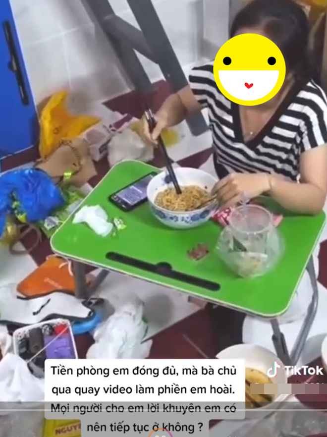 Mới đây, trên MXH lan truyền đoạn clip một cô gái có ngoại hình ưa nhìn cãi tay đôi với chủ phòng trọ về chuyện vệ sinh khi ở trọ. Theo đó, khi cô này đang ăn mì tôm thì chủ phòng trọ bất ngờ bước vào quay clip, ghi lại cảnh căn phòng bừa bộn, đồ cũ, đồ mới lẫn lộn, không được bày trí ngăn nắp. Thậm chí, bát đũa ăn xong cũng không dọn mà bày ngay dưới sàn khiến chủ nhà “xỉu ngang”.