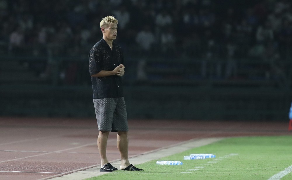 Trên cương vị GĐKT của U22 Campuchia,  HLV Keisuke Honda xuất hiện với bộ trang phục khá thời thượng trong trận mở màn của đội nhà với U22 Đông Timor tại SEA Games 32.