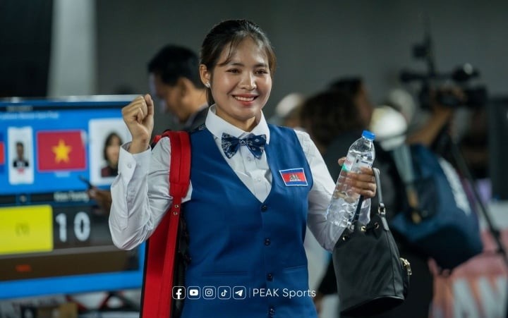 Sourng Pheavy là nữ cơ thủ nước chủ nhà SEA Games 32. Mới đây, cô nàng này lần lượt đánh bại 2 đại diện đến Việt Nam ở nội dung carom 3 băng nữ môn billiards, qua đó giành tấm huy chương vàng.