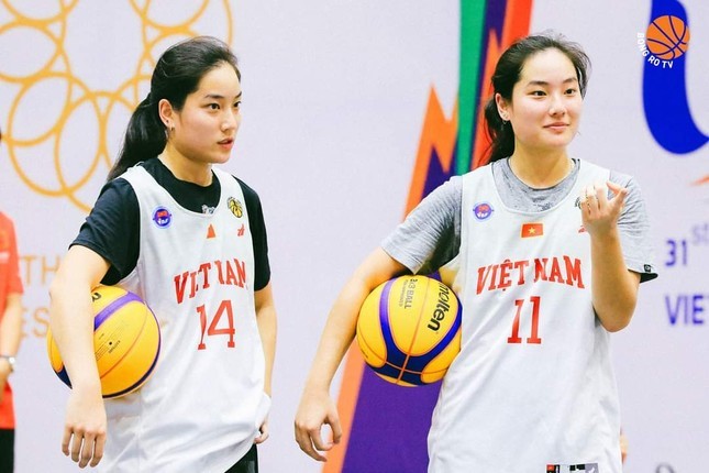 Bộ môn bóng rổ tại SEA Games 32 trở nên nóng hơn bao giờ hết khi có sự xuất hiện của cặp chị em song sinh - được cư dân mạng gọi với cái tên thân mật là Trương Twins.