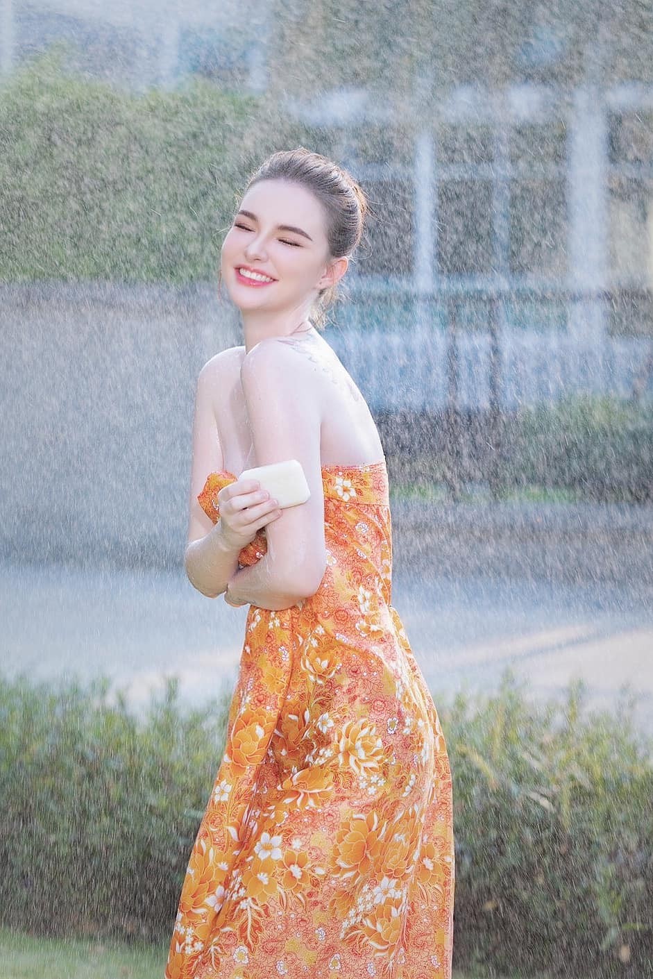 Jessie Vard là người mẫu tự do nổi tiếng mang trong mình hai dòng máu Thái Lan và Ireland. Cô "gây sốt" khắp mạng xã hội thông qua loạt ảnh tắm suối, khoe nhan sắc ngọt ngào cùng vóc dáng nóng bỏng vào năm 2016.