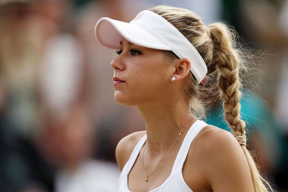 Chào sân tại Wimbledon năm 1997, VĐV người Nga Anna Kournikova (lúc đó 16 tuổi) lập tức trở thành gương mặt gây sốt. Ngoại hình như siêu mẫu và sự bền bỉ trên sân banh nỉ đưa cô trở thành ngôi sao nổi tiếng khắp thế giới.