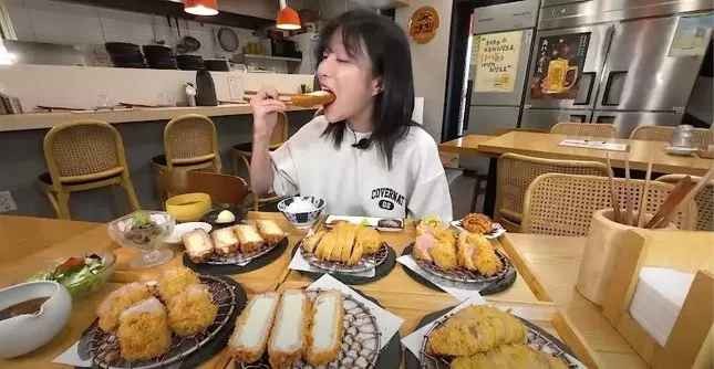 Tzuyang, tên thật là Park Jeong Hyeon, sinh năm 1996, là một trong những YouTuber mukbang (biểu diễn ăn uống) nổi tiếng hàng đầu Hàn Quốc, với hơn 8,5 triệu người đăng ký.