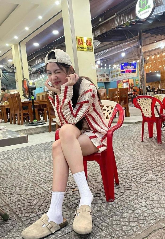 Sở hữu gần 5 triệu người theo dõi trên Instagram, Pimtha được mệnh danh là hot girl số 1 Thái Lan trong nhiều năm liền. Mới đây, hot girl Thái Lan này chọn Hội An - Đà Nẵng làm điểm du lịch hè 2023 khiến fan Việt "rần rần" cùng những OOTD đơn giản mà hút mắt.