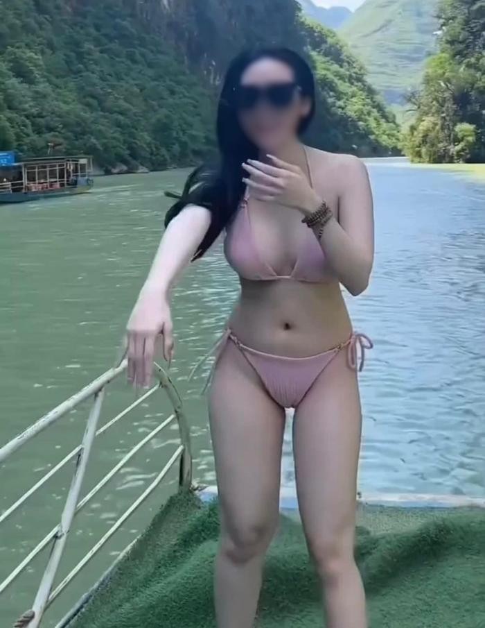 Mới đây mạng xã hội chia sẻ đoạn clip ngắn, ghi lại hình ảnh một nữ du khách mặc bikini, thoải mái tạo dáng, nhảy múa khi đi thuyền trên sông Nho Quế (Hà Giang). Nhóm thanh niên, du khách ở các thuyền bên cạnh khi nhìn thấy cô gái đã hò reo, vỗ tay thích thú.