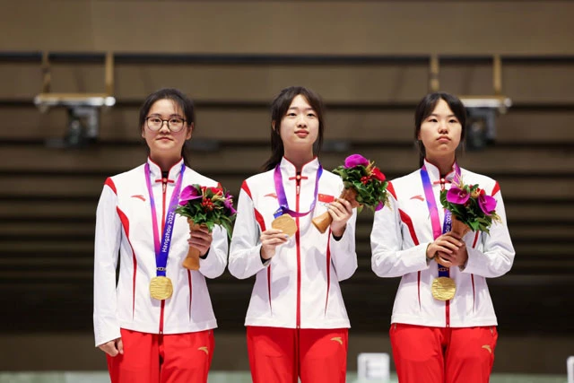 Trong ngày thi đấu đầu tiên tại Asiad 19, Huang Yuting cùng với các đồng đội Han Jiayu và Wang Zhilin đã có tấm HCV đầu tiên ở nội dung 10m súng trường hơi đồng đội nữ. Đồng thời, phá kỷ lục châu Á với điểm số 1.896,6 điểm.