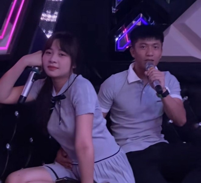 Mới đây Phan Văn Đức cùng vợ là Võ Nhật Linh đã đi hát karaoke cùng bạn bè. Chàng cầu thủ và vợ là hot girl xứ Nghệ đã cùng hát song ca. Nhưng điều khiến cư dân mạng đặc biệt chú ý là cử chỉ thân mật của Văn Đức dành cho vợ.