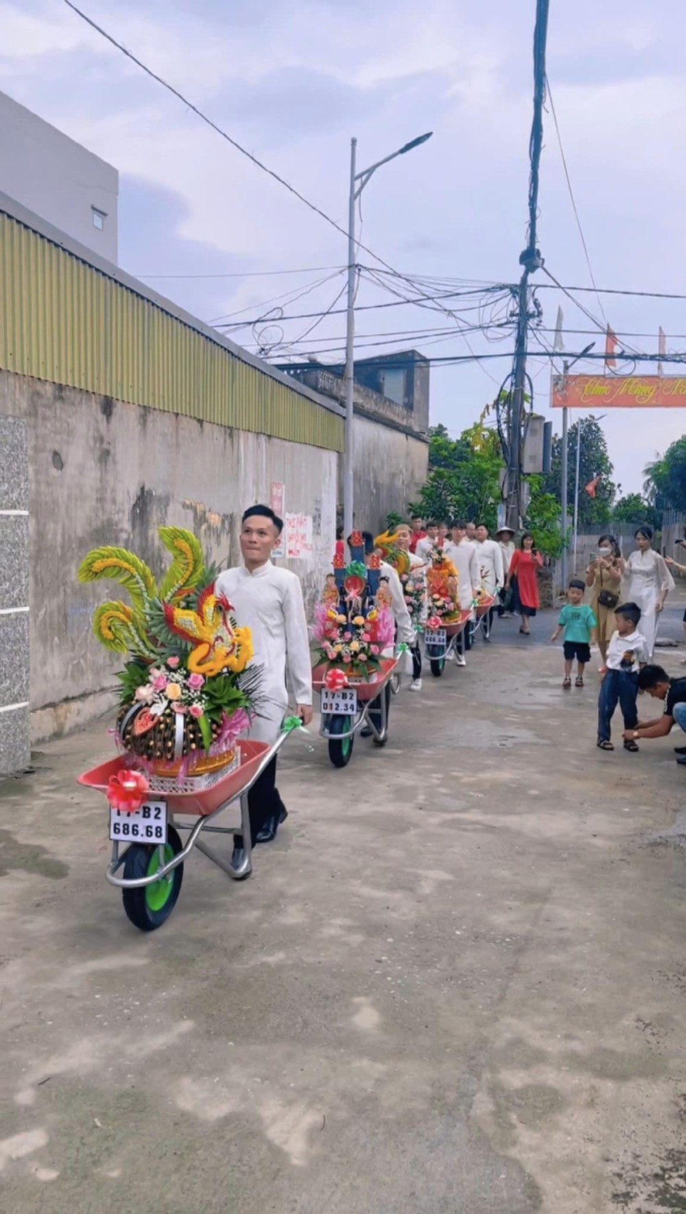 Mới đây mạng xã hội truyền tay nhau chia sẻ clip về một đám hỏi độc đáo ở Thái Bình. Chú rể và gia đình nhà trai dùng xe rùa làm phương tiện chở tráp lễ đến nhà gái thay cho các ô tô hạng sang thường thấy.