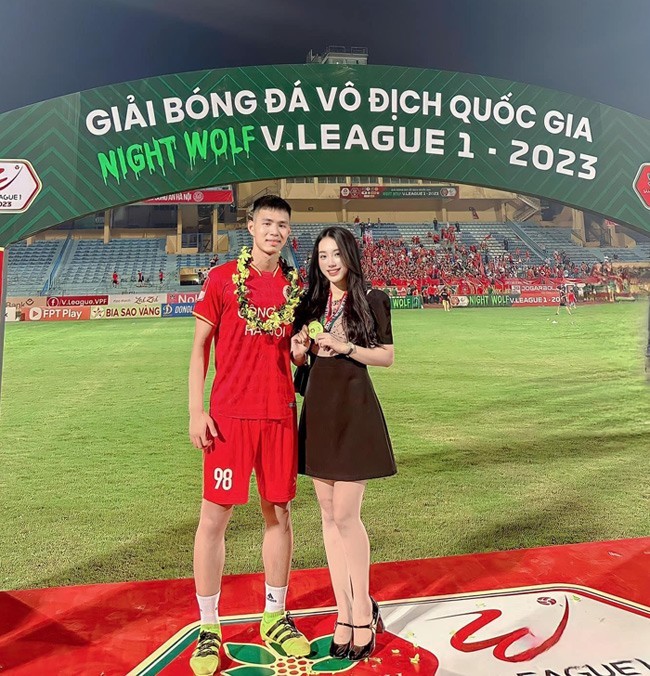 Giáp Tuấn Dương là ngôi sao trẻ của ĐKVĐ V-League 2023 là CLB Công an Hà Nội (CAHN). Anh chàng có chuyện tình thanh xuân đẹp như mơ với người bạn học cùng cấp ba với mình. Cặp đôi hiện tại đã đăng ký kết hôn và chuẩn bị làm đám cưới.