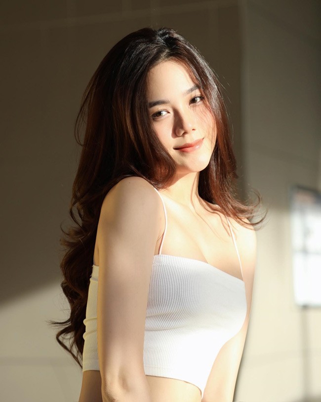 Võ Thúy Hằng (sinh năm 2001, TP.HCM) được biết đến với danh xưng "hot girl tạp hóa". Chưa hết, cô còn được mệnh danh là bản sao của mỹ nhân Thái Lan - Baifern Pimchanok vì gương mặt có nhiều nét hao hao với người đẹp này.