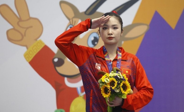 Đặng Tiểu Bình (SN 2000) là VĐV Wushu nhận sự quan tâm trên khắp các diễn đàn mạng tại SEA Games 31 tại Việt Nam. Cô nàng gây ấn tượng bằng cái tên đặc biệt và nhan sắc thanh tú.