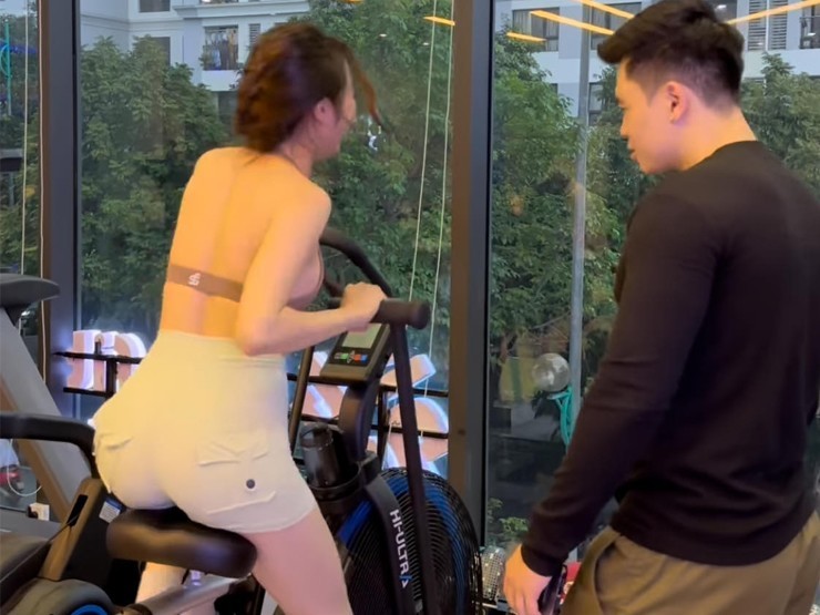 Mới đây, hot gymer Hằng Habi gây chú ý khi đăng tải trên trang cá nhân một clip ở phòng tập. Cô diện thiết kế quần biker short phối với áo bra thể thao diện tích "khiêm tốn" khoe tối đa đường cong.