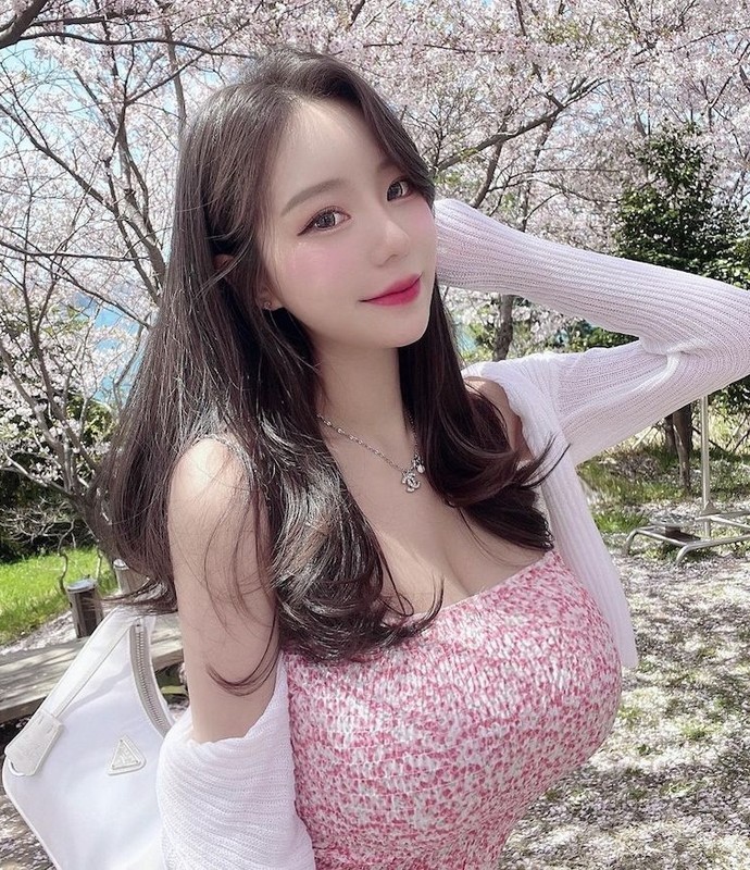 Berry Yoon là một trong những hot girl gợi cảm rất nổi tiếng ở xứ sở kim chi. Cô nàng có khuôn mặt xinh đẹp và thân hình chữ S cực kỳ mê người.