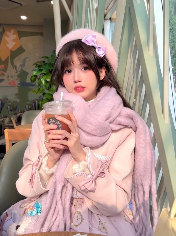 Pun (@_punpuncutee) là idol TikTok khá nổi tiếng với cư dân mạng. Nhắc đến cô nàng, nhiều người sẽ nghĩ ngay đến niềm đam mê váy lolita.