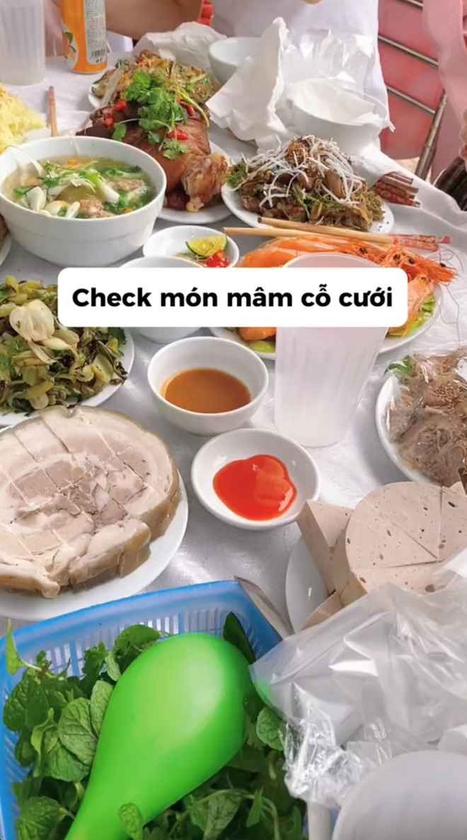 Mới đây, mâm cỗ cưới tại Đông Hưng, Thái Bình được một cư dân mạng chia sẻ cũng nhận về hơn 1,6 triệu lượt xem.