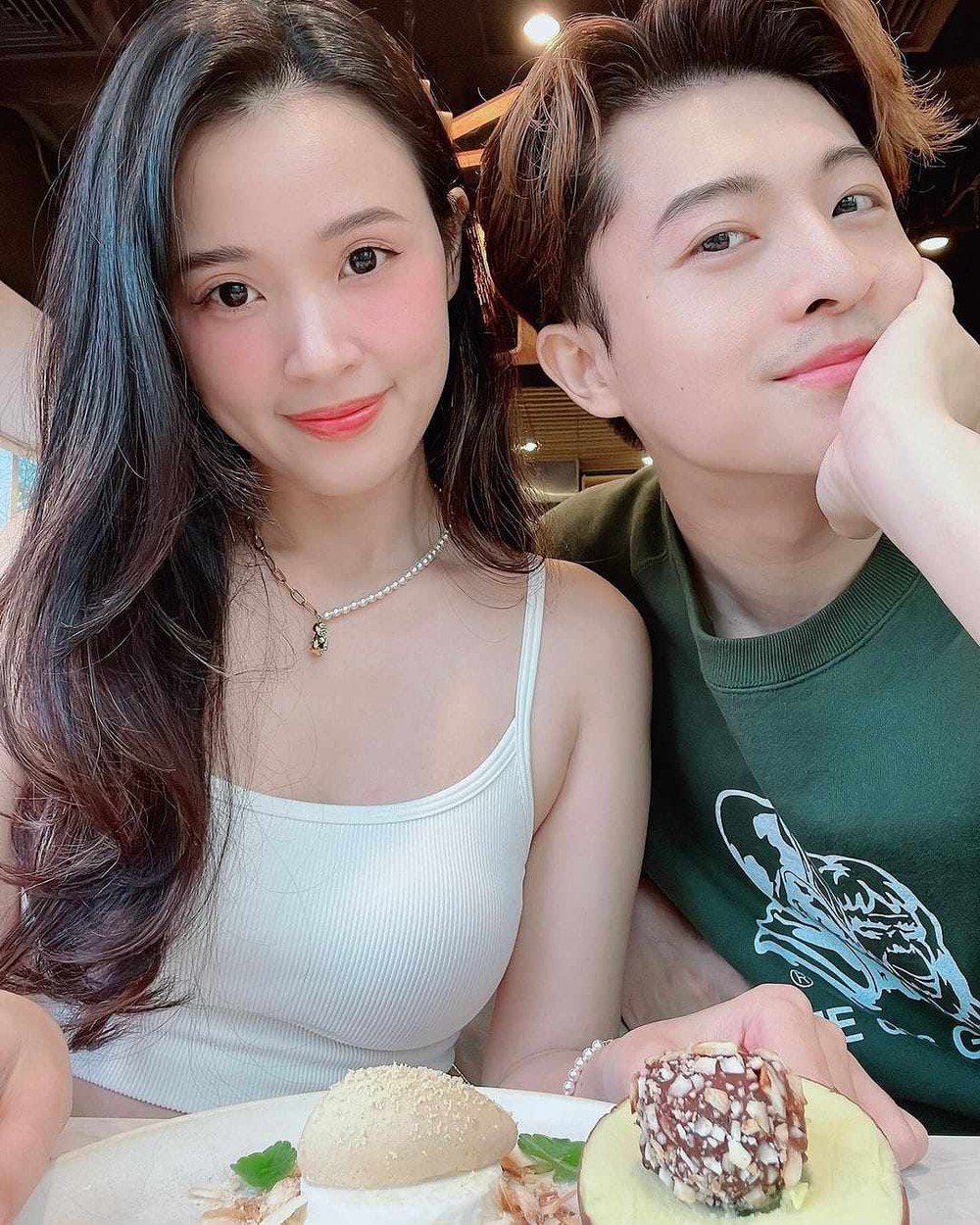 Mới đây, trên trang Instagram cá nhân nữ giảng viên trường Hutech là Midu gây chú ý khi đăng tải loạt ảnh đi ăn kem cùng nam diễn viên Harry Lu.