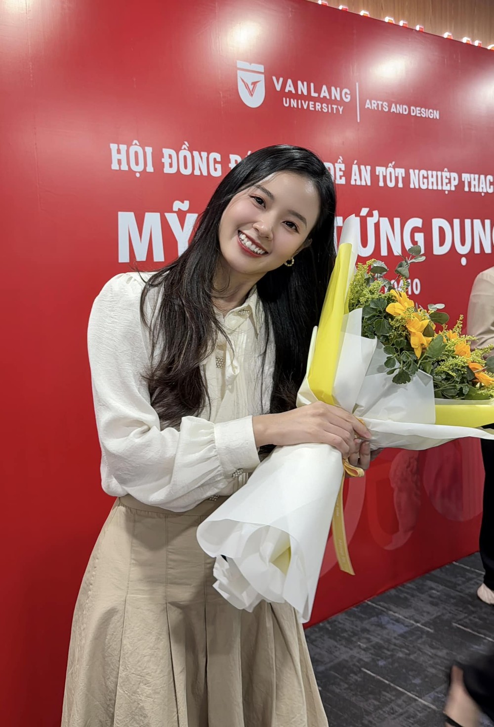 Ngoài hoạt động nghệ thuật trong giới showbiz, Midu (Đặng Mỹ Dung) hiện là giảng viên của một trường Đại học tọa lạc tại thành phố Hồ Chí Minh.