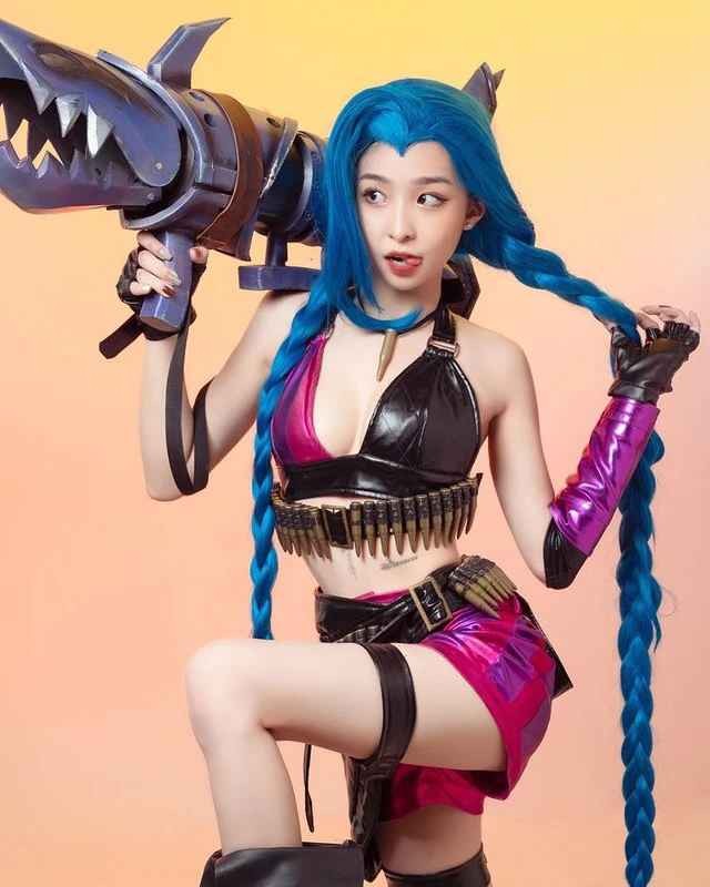 Cô nàng xinh đẹp Tammy mới đây gây sốt với loạt ảnh cosplay Jinx ( 1 vị tướng trong game Liên Minh Huyền Thoại) vừa phù hợp với tạo hình bản gốc, vừa nóng bỏng, cá tính đốt mắt game thủ.