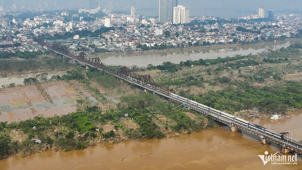 Sáng 15/9, bãi giữa sông Hồng đoạn bên chân hai cây cầu Long Biên và Chương Dương (Hà Nội) đã nhô lên hoàn toàn nhưng ở các vị trí trũng vẫn đọng nước và bùn lầy.