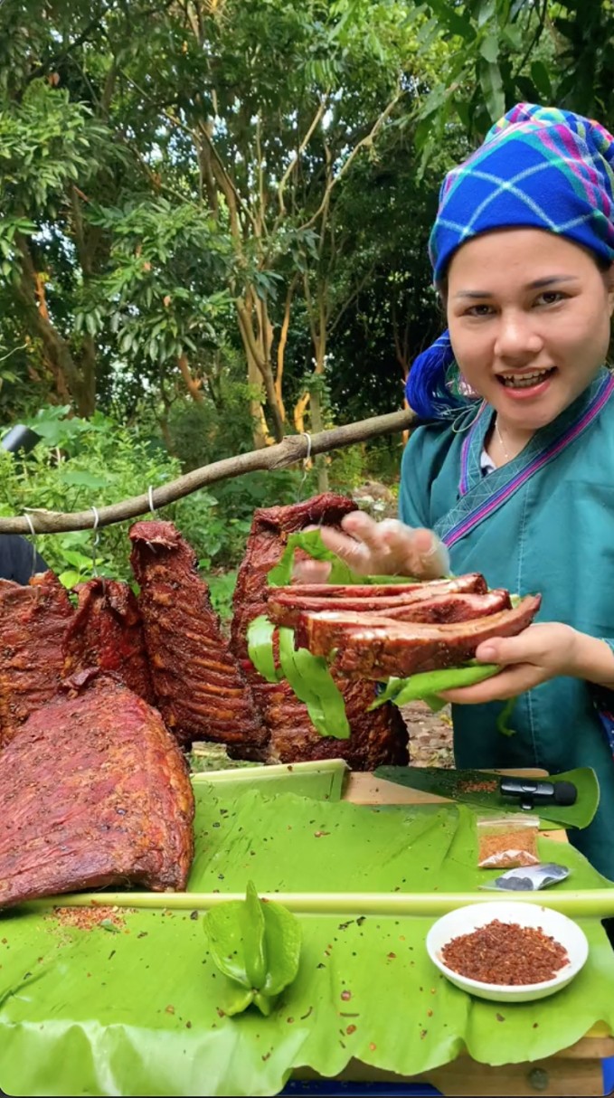 Gần đây, một món ăn bất ngờ nhận được sự chú ý của đông đảo dân tình trên mạng xã hội TikTok, đó là dẻ sườn lợn gác bếp với hương vị mắc khén, hạt dổi... do TikToker có tên là Lan Nùng bán.