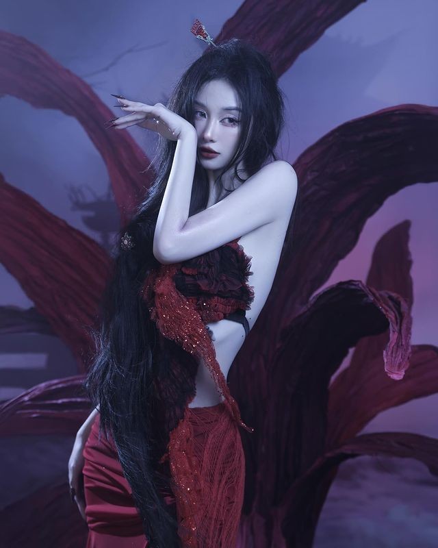 Trên trang Instagram cá nhân, Jun Vũ (Vũ Phương Anh) đã có màn cosplay thành "yêu quái hồ ly". Nàng hot girl nhanh chóng nhận về vô vàn lời khen từ các fan bởi vẻ ngoài ma mị.