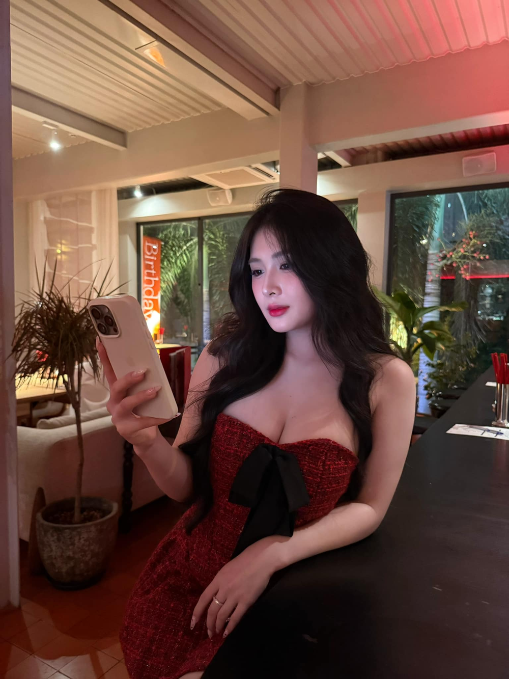 Quỳnh Alee - streamer xinh đẹp, hot girl giới TikToker nổi bật với ngoại hình ấn tượng, theo đuổi phong cách cá tính.