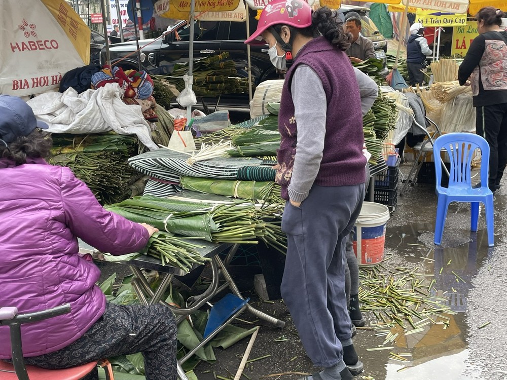 Chợ Trần Quý Cáp (quận Đống Đa, Hà Nội) là chợ truyền thống chuyên bán lá dong lâu đời nhất Hà Nội. Tại đây, lá dong được bán quanh năm, nhưng thời điểm nhộn nhịp nhất là dịp cận Tết Nguyên đán, từ ngày 17 đến 29 tháng Chạp. Các cửa hàng bắt đầu mở bán từ 5h sáng đến tối muộn.