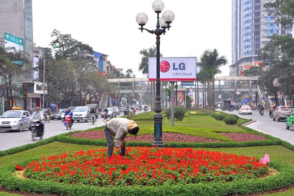  1, Mỗi năm tốn 700 tỷ cắt tỉa cây, riêng đại lộ Thăng Long tốn 53 tỷ cắt cỏ Thông tin tới cử tri quận Hoàn Kiếm sáng 15/8, Chủ tịch UBND TP Hà Nội Nguyễn Đức Chung cho biết một thông tin gây sốc: “Chi phí cắt tỉa cây cỏ của Hà Nội mỗi năm tốn 700 tỷ đồng”.