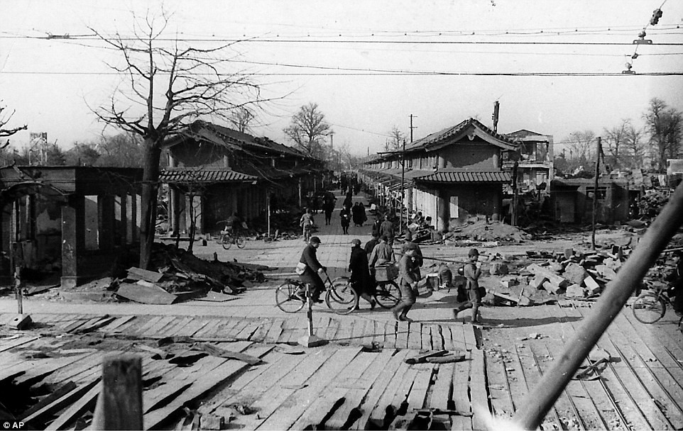 Những người sống sót đi lại trên con phố mua sắm Naakamise những ngày sau khi  thủ đô Tokyo bị Mỹ đánh bom.