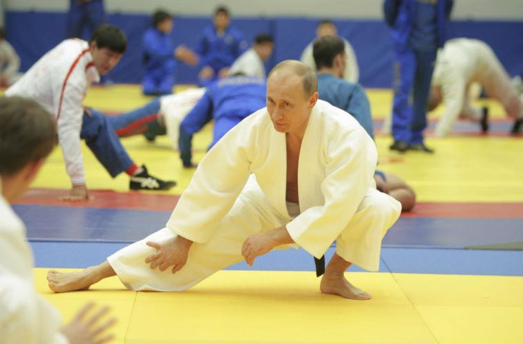 Tổng thống Nga Vladimir Putin tham gia tập luyện Judo ở khu liên hợp thể thao Moscow tại thành phố St. Petersburg ngày 22/12/2010.