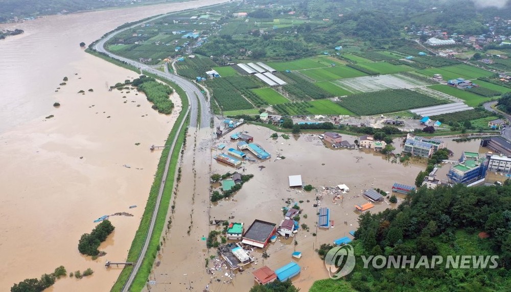 Theo Yonhap, mưa lớn kéo dài nhiều ngày qua đã gây ra lũ lụt và sạt lở đất nghiêm trọng ở Hàn Quốc. (Nguồn ảnh: Yonhap)