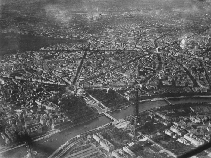 Theo Insider, từ những năm 1920, Tháp Eiffel, Khải Hoàn Môn, Bảo tàng Louvre hay Đại lộ Champs-Elysees,...ở  thủ đô Paris của nước Pháp đã là những địa điểm nổi tiếng. (Nguồn ảnh: Insider)