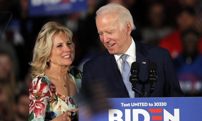 Tính đến tháng 7/2019, Forbes ước tính ông Joe Biden, đang là ứng cử viên Tổng thống Mỹ năm 2020 của Đảng Dân chủ, và vợ, Jill Biden, sở hữu khối tài sản trị giá 9 triệu USD. Ảnh: AP.   