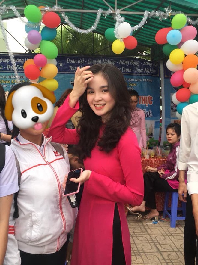 Đã có nhiều trường hợp các cô gái trẻ, nữ sinh viên bất ngờ "nổi tiếng" trên mạng xã hội chỉ sau một vài tấm ảnh. Nét đẹp thanh xuân cùng nụ cười tươi sáng, giản dị của họ luôn dễ khiến các chàng trai "để thương để nhớ". Trường hợp của Nguyễn Hồng Đoan -  cô nữ sinh Nha Trang trong tấm ảnh này cũng giống như vậy, nhưng thú vị hơn vì chính bức ảnh đã tạo ra những sự nhầm lẫn rất dễ thương.