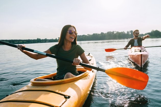 Chèo thuyền kayak: Một chuyến tham quan bằng thuyền kayak là một cách thú vị để khám phá môi trường xung quanh vào mùa hè. Ảnh: livestrong.