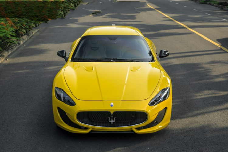 Xuất hiện trong bài viết chính là chiếc  Maserati GranTurismo Sport mới duy nhất đang được rao bán tại Việt Nam. Không những được nhập khẩu chính hãng thông qua đại lí Maserati Việt Nam mà đây còn là một chiếc xe mới hoàn toàn, ngoại thất được phủ một lớp sơn vàng Giallo GranTurismo nổi bật và được phối theo tông màu vàng-đen mang đậm tính thể thao.