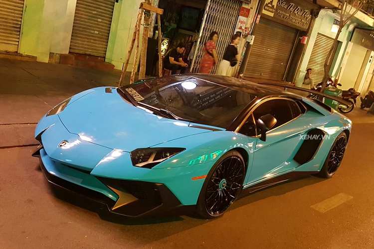  Siêu xe Lamborghini Aventador LP750-4 SV trong bài viết được đưa về nước hồi cuối năm 2016 với "bộ cánh" nguyên bản màu xanh dương đậm. Sau hơn 4 năm lăn bánh, "siêu bò" nước Ý đã trải qua nhiều lần thay đổi màu sơn ngoại thất cùng một số tinh chỉnh nhỏ về trang bị.